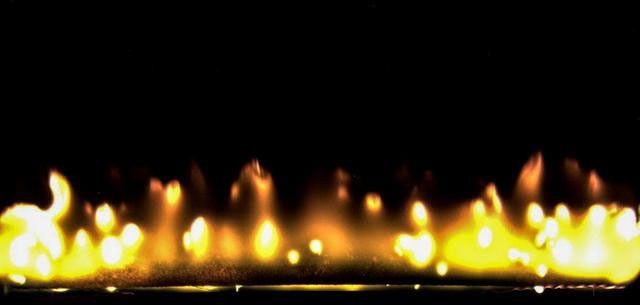 Llamas de color naranja y amarillo contra un fondo negro.