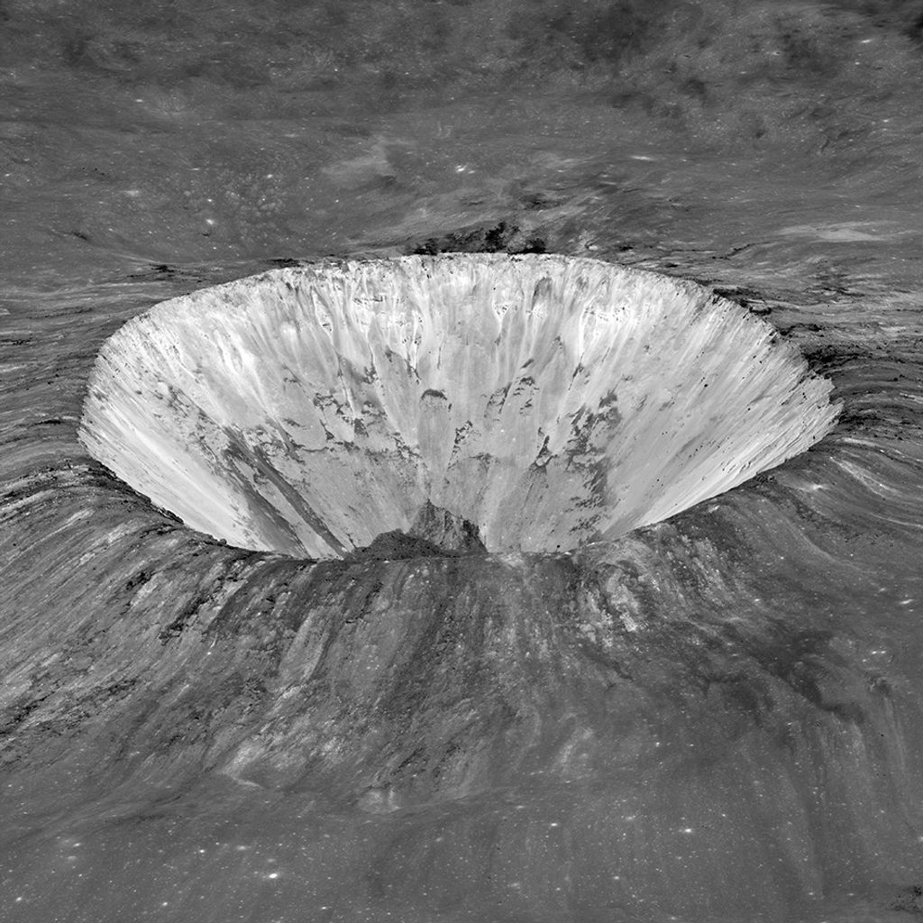 Cráter Pierazzo, fotografiado por el Orbitador de Reconocimiento Lunar (LRO) de la NASA. Se encuentra dentro de la extensión norte-noroeste de los materiales eyectados que rodean la cuenca de impacto Orientale (Oriental, en español).