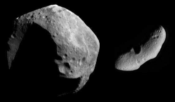 Dos asteroides de diferentes tamaños contra el fondo negro del espacio.