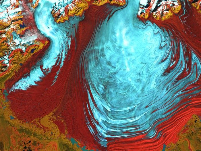 ALASKAN SHIMMERThe tongue of the Malaspina Glacier, the largest glacier in Alaska, fills most of this image. The Malaspina lies west of Yakutat Bay and covers 1,500 square miles (about 3,880 square kilometers). Image taken by Landsat 7 on August 31, 2000.