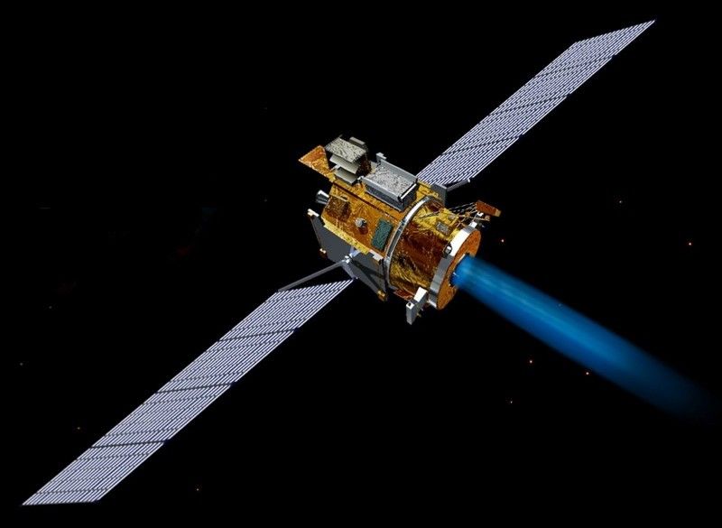 Deep Space 1’s two “wings” comprised 720 SCARLET lenses, which focused sunlight onto 3,600 high-efficiency solar cells to generate the spacecraft’s electricity and enable the ion propulsion drive.