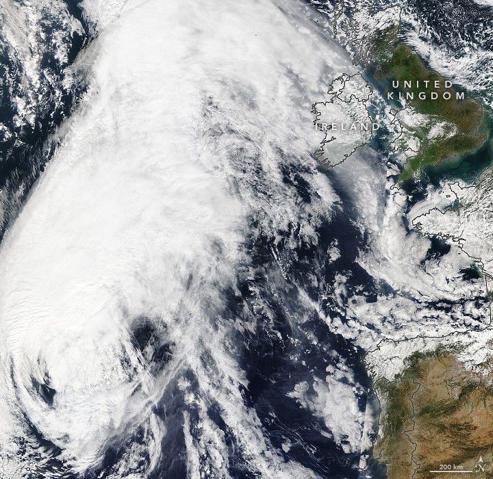 Lorenzo Approaches Ireland
