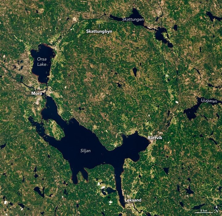 A landscape covered in green foliage centers a ring of lakes, the largest of which is in the lower left and labeled Silijan. Towns of Rattvik, Leksand and Mora reside at the edges of the lake. Other lakes in the image, clockwise from Silijan are Orsa, Skattungen and Ljugaren.