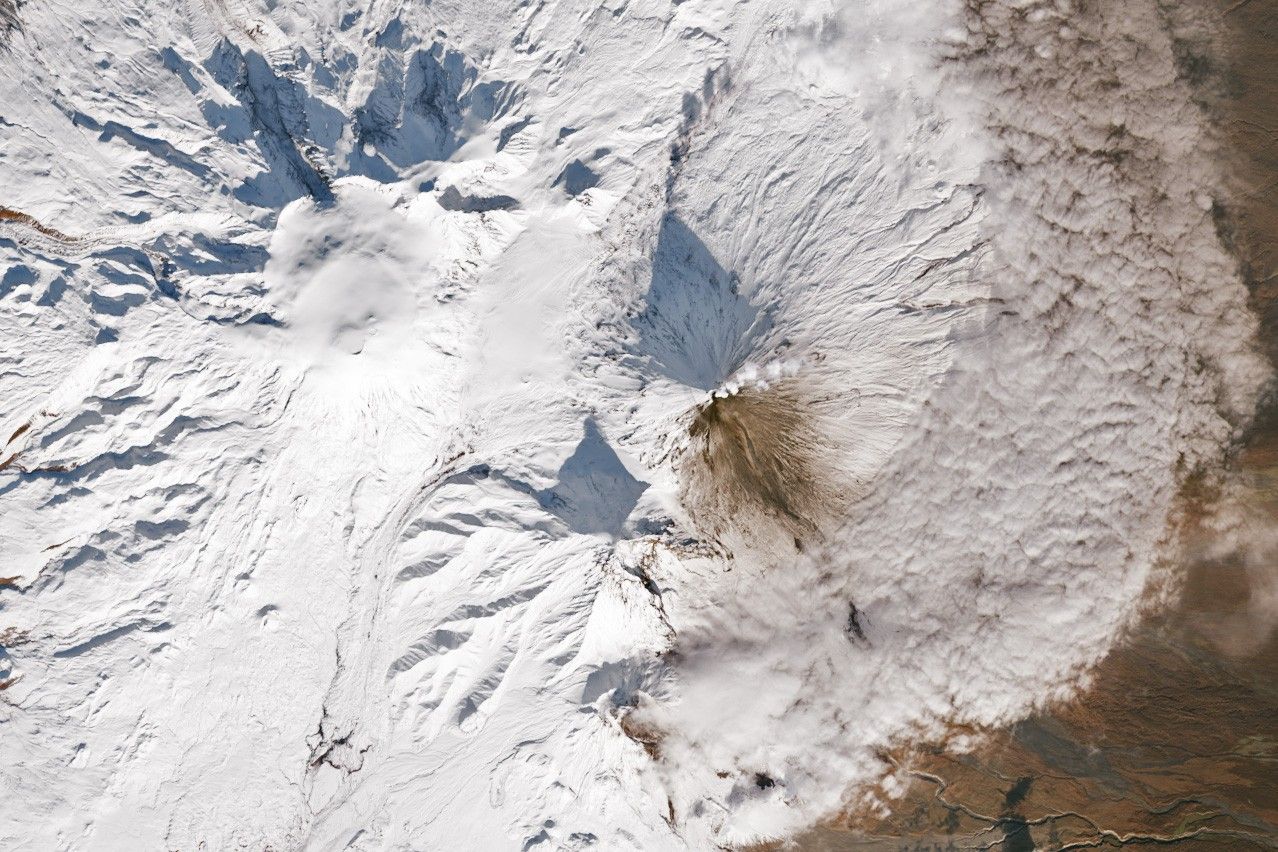 ぱ*ん様 23AW rold skov woolen volcano A Pair of Restless Volcanoes - NASA Science