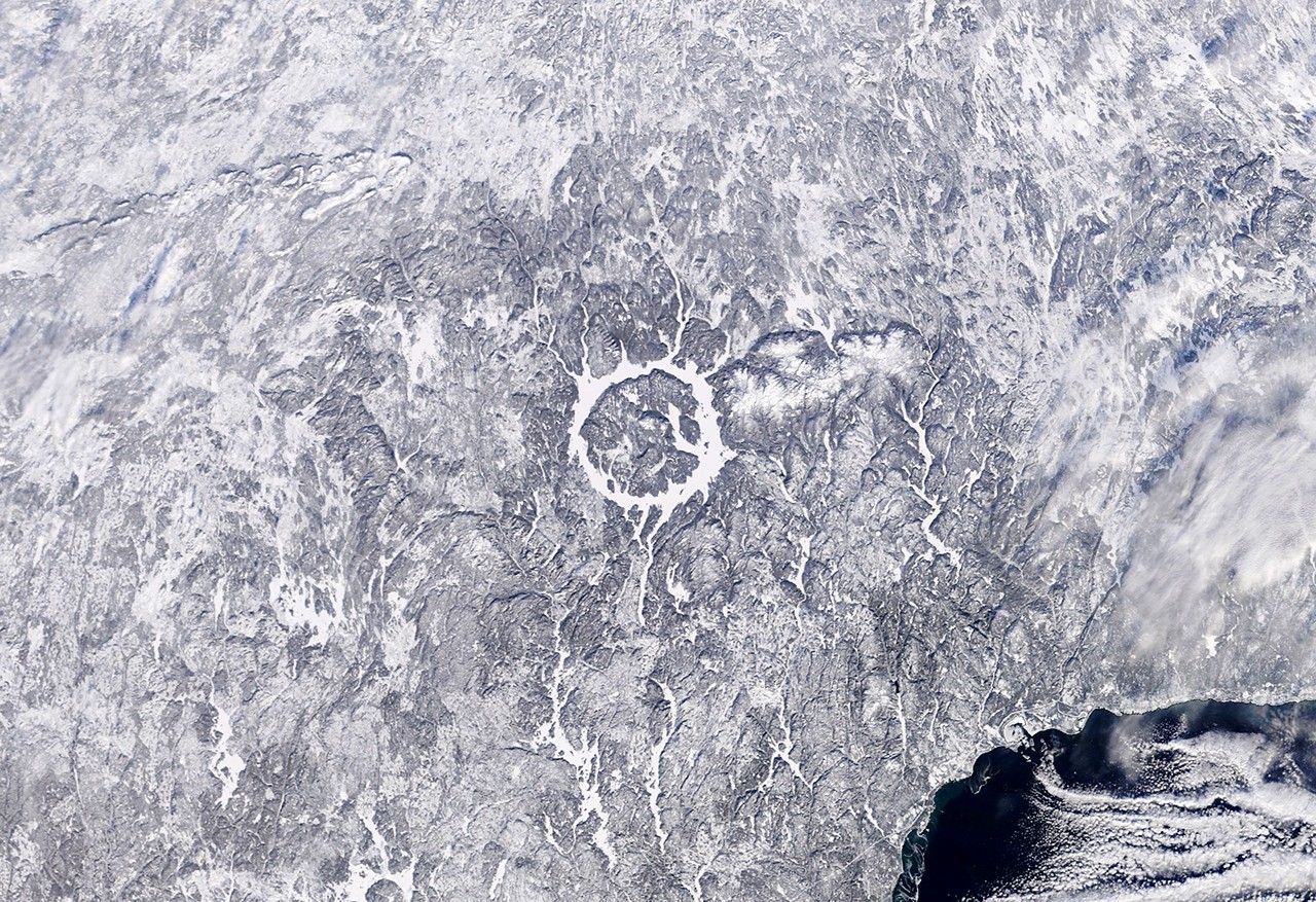 Vista de satélite do Lago Manicouagan no Canadá mostrando estrutura circular de cratera de impacto de asteroide com anéis concêntricos visíveis do espaço
