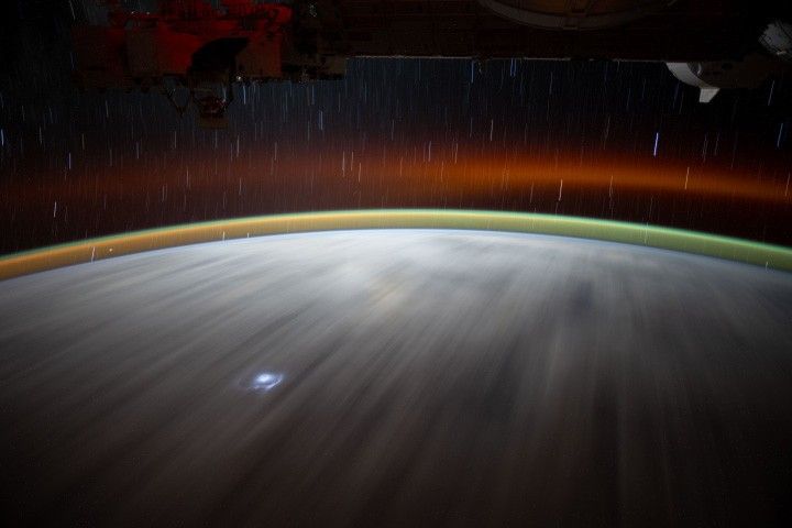Una foto de larga exposición tomada desde la órbita terrestre baja capturó la brillante iluminación procedente del resplandor atmosférico, los rayos y las estrellas.