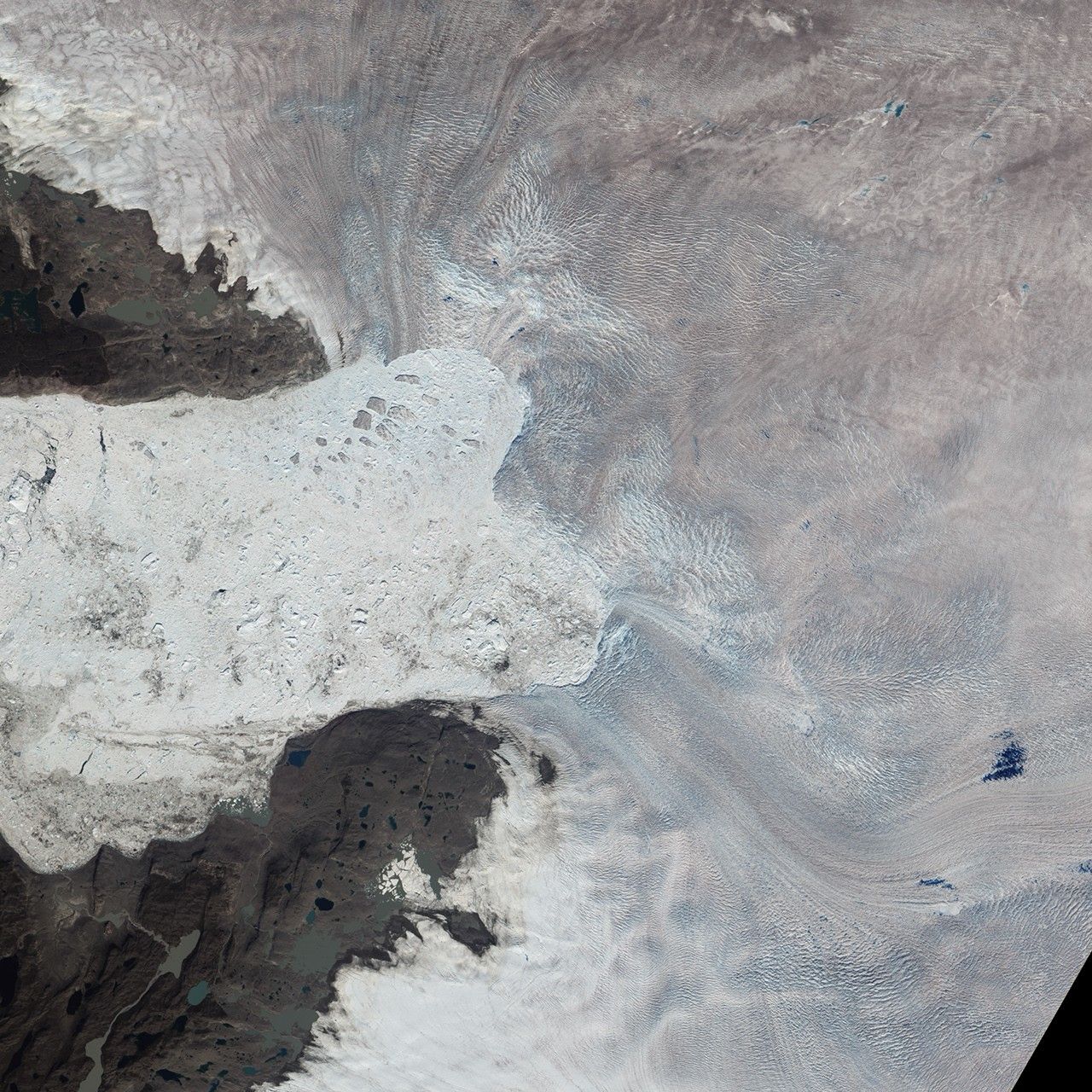 Ice sheets have shed 11.3 trillion tonnes since 1979, most complete satellite record yet shows