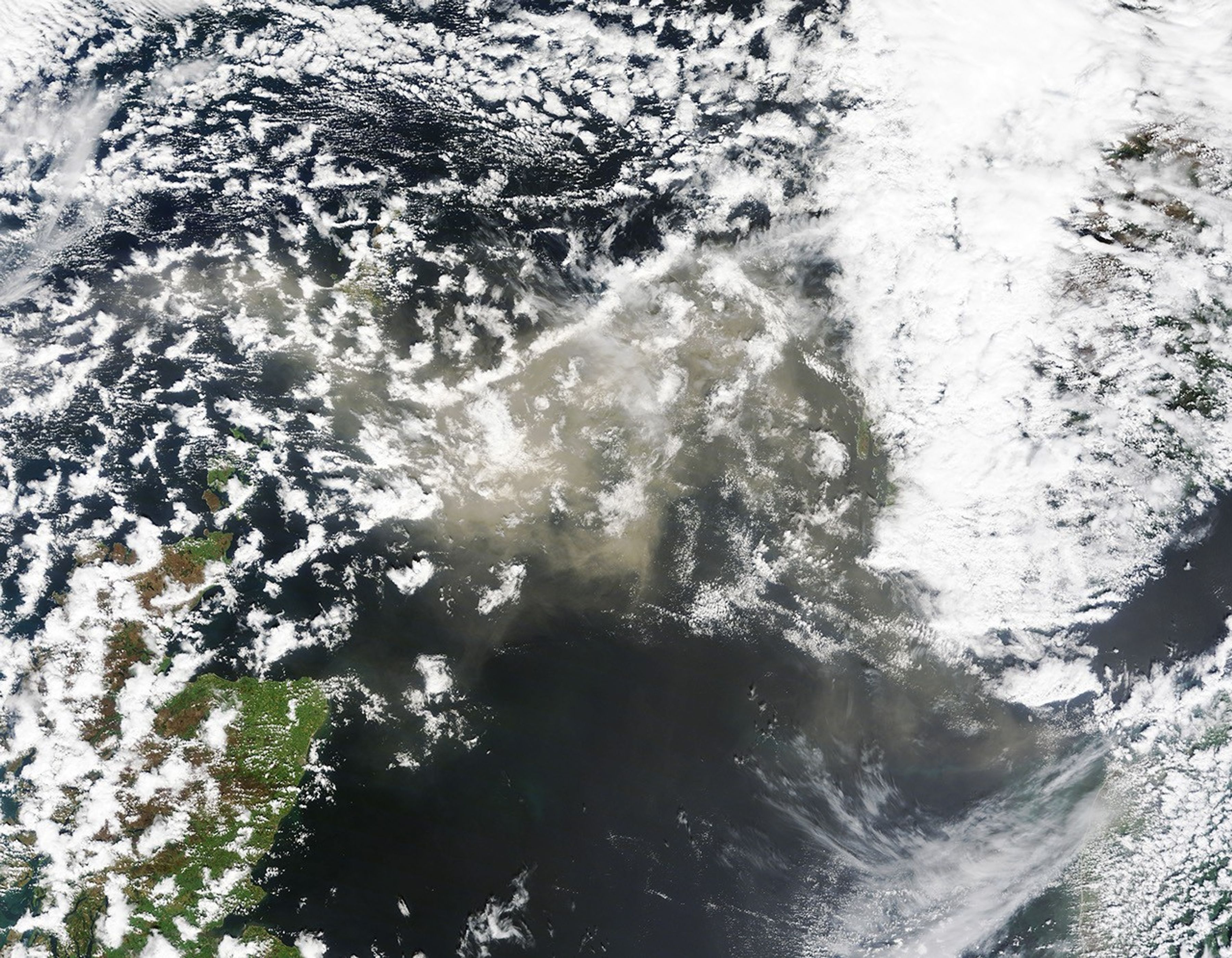 11:10 UTC, Terra - May 24, 2011