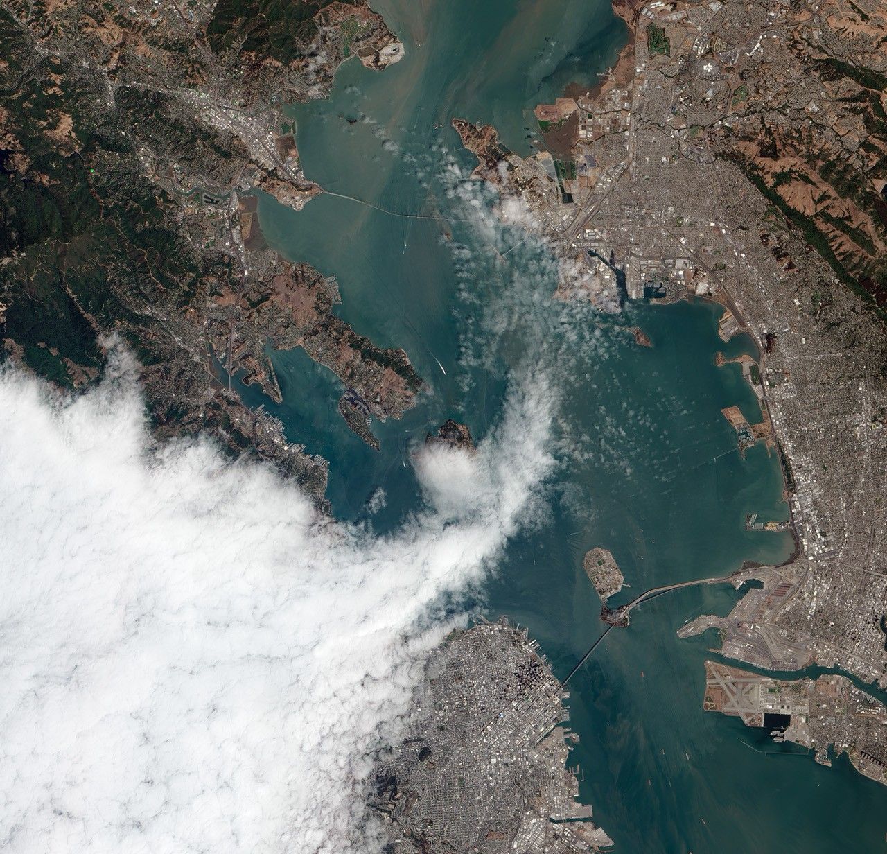 Citra satelit EO-1 ALI menunjukkan kabut laut yang menyelimuti Teluk San Francisco, contoh klasik advection fog di atas air dingin dengan DPD mendekati nol di lapisan permukaan