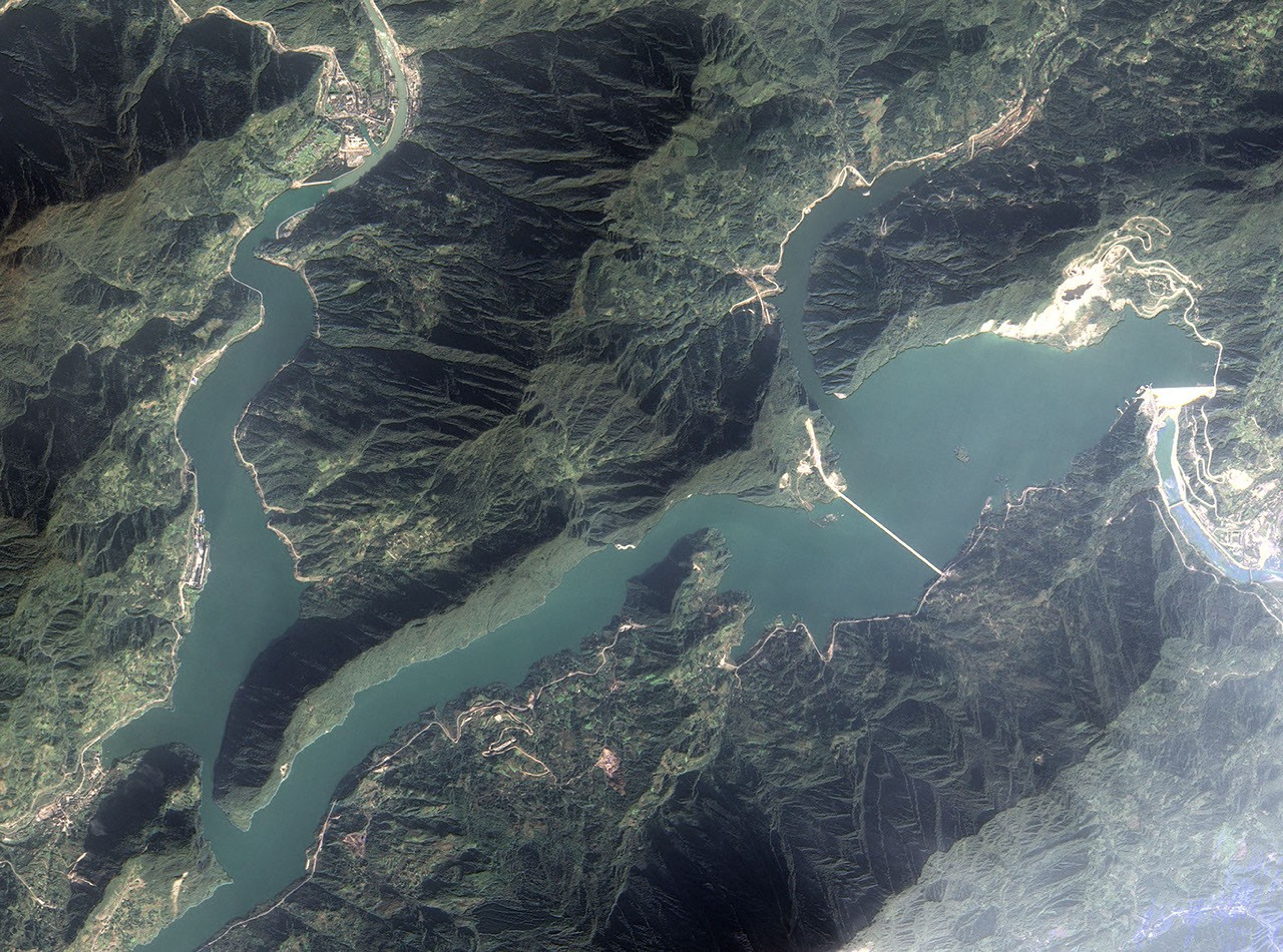 Quake Lowers Zipingku Reservoir - related image preview