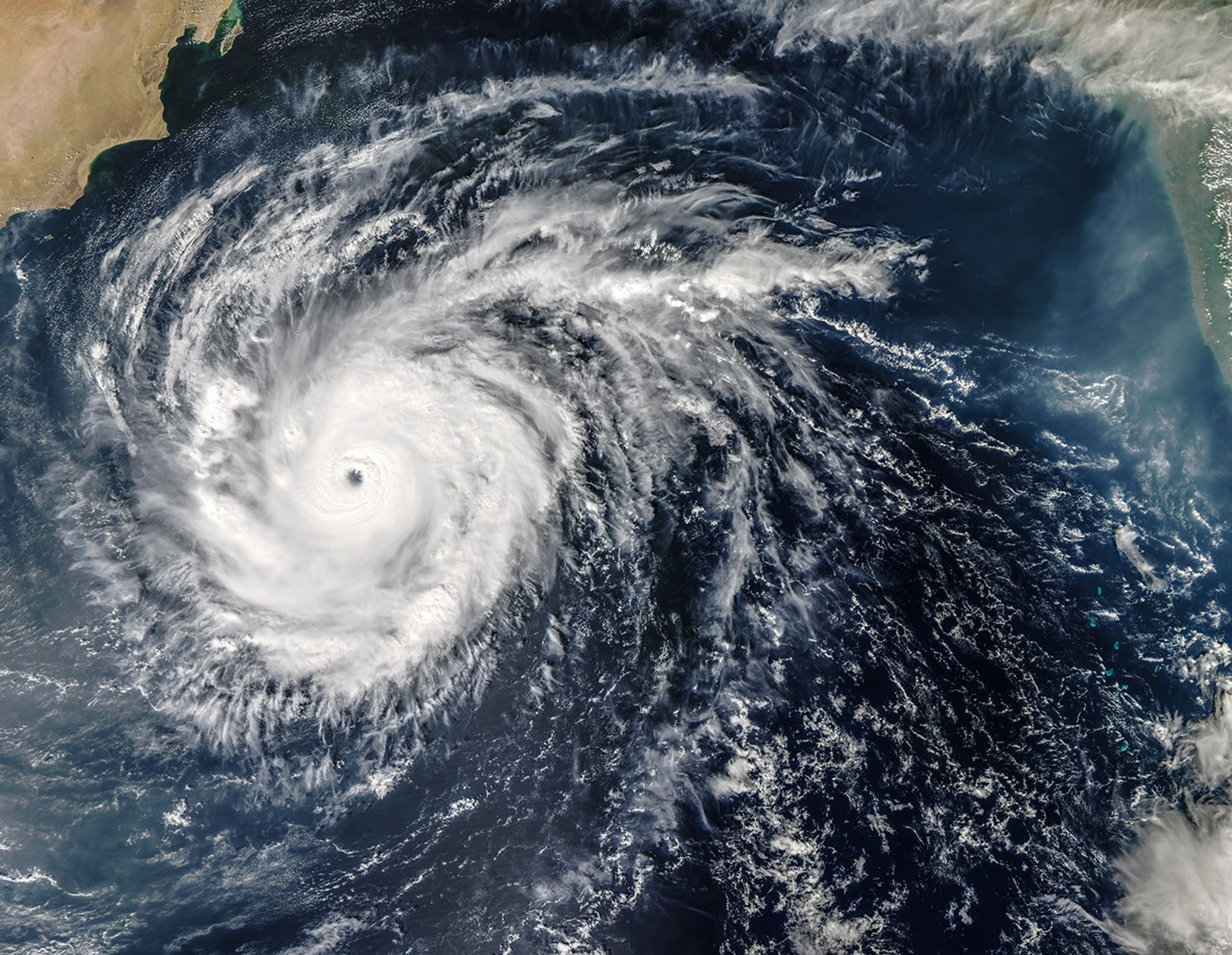 Rare Cyclone Heads for Arabia