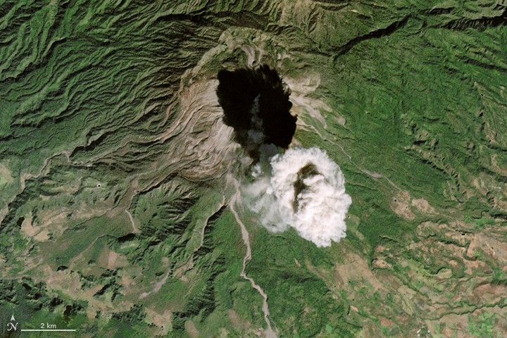 Colima&rsquo;s Plume Casts a Shadow