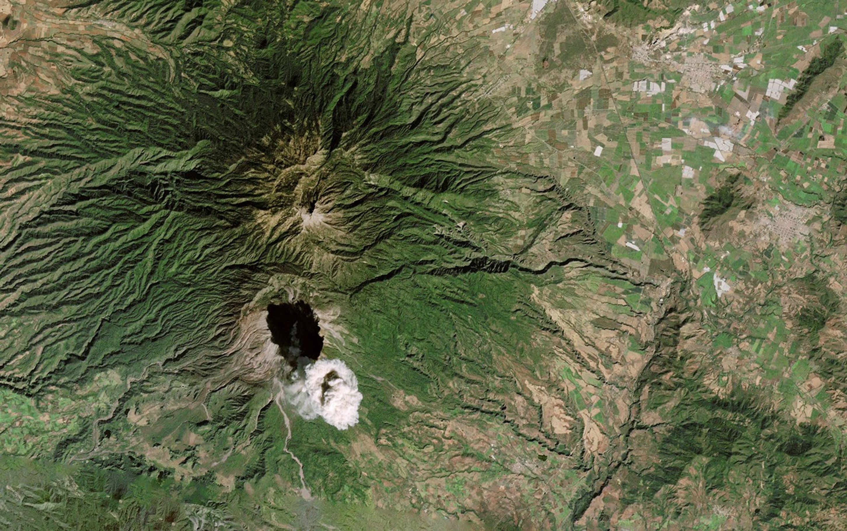 Colima&rsquo;s Plume Casts a Shadow
