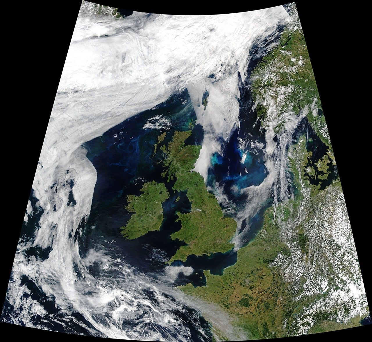 Rare Fair Skies Over All of the UK and Ireland