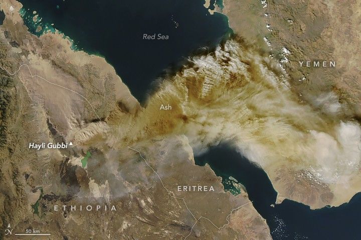 A satellite image shows parts of Ethiopia and Eritrea on the left, the Red Sea in the center, and Yemen on the right. A large plume of volcanic ash drifts east-northeast across the scene from the Hayli Gubbi volcano in Ethiopia.