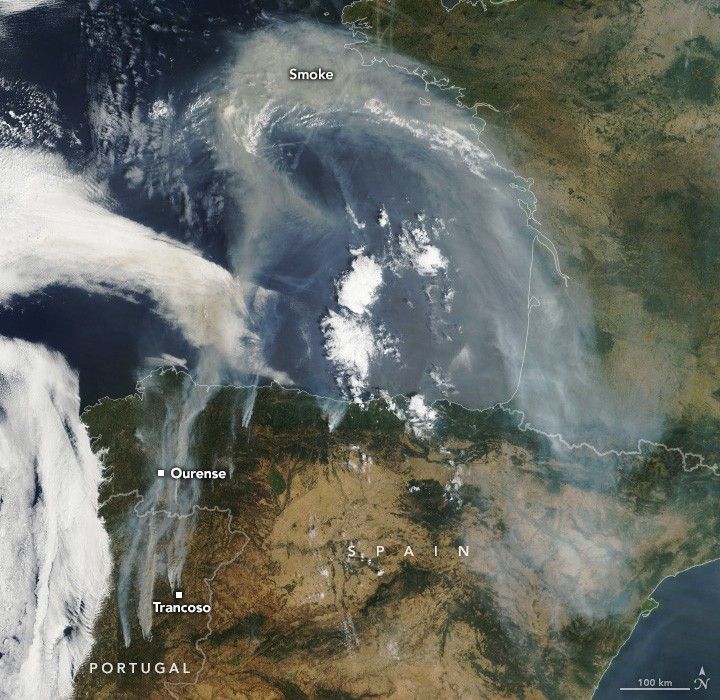 Smoke dominates the image with sources streaming northward from Portugal, particularly near Trancoso and Ourense, in northwest Spain.