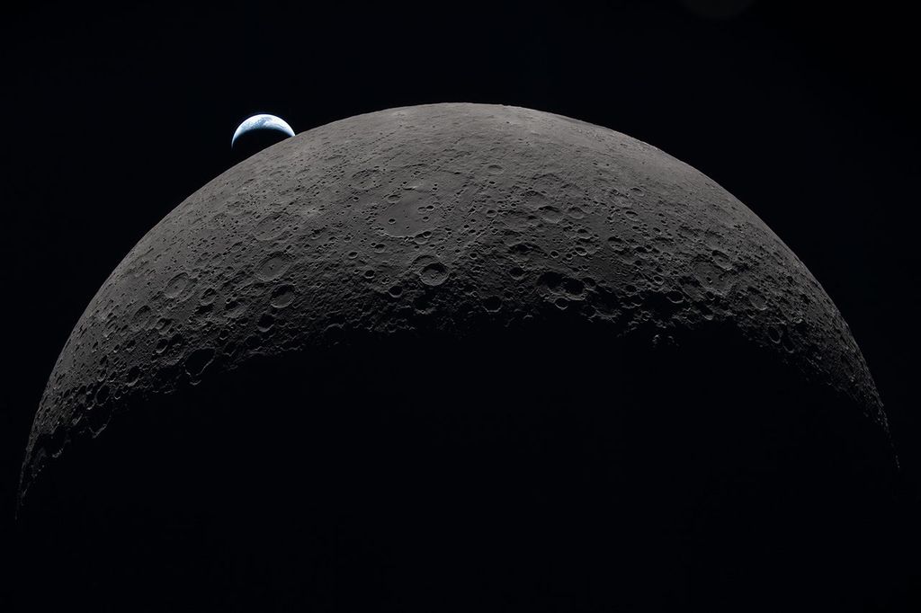 La Luna en primer plano y la Tierra detrás.