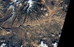 The second image in the pair shows the same part of the reservoir in November 2021, when water levels were much lower and its color was much greener.