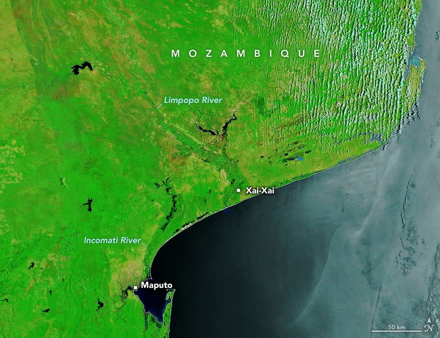 In an image of the same area captured before the flooding on December 17, 2025, a thin line of river water runs down the center of otherwise dry floodplains.