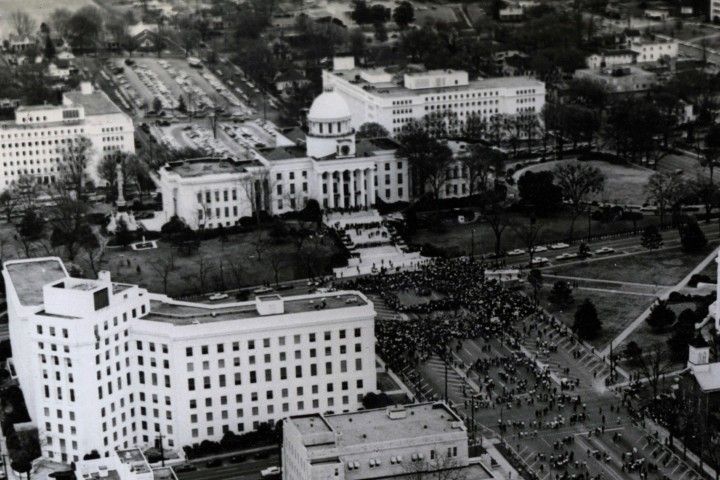 An aerial photograph shows crowds of people assembling in front the Alabama state capitol on March 25, 1965.