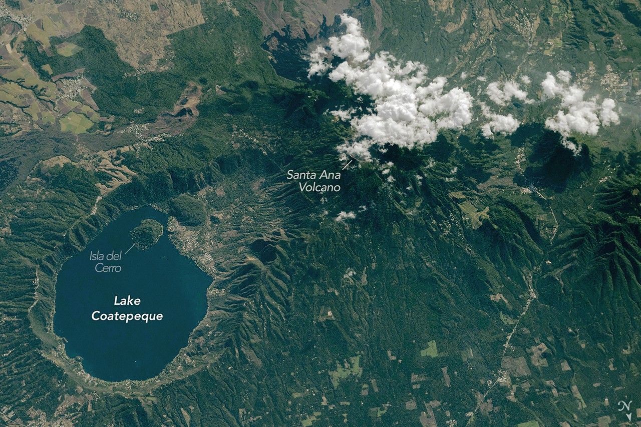 El lago Ilopango: testigo azul entre volcanes activos en El Salvador