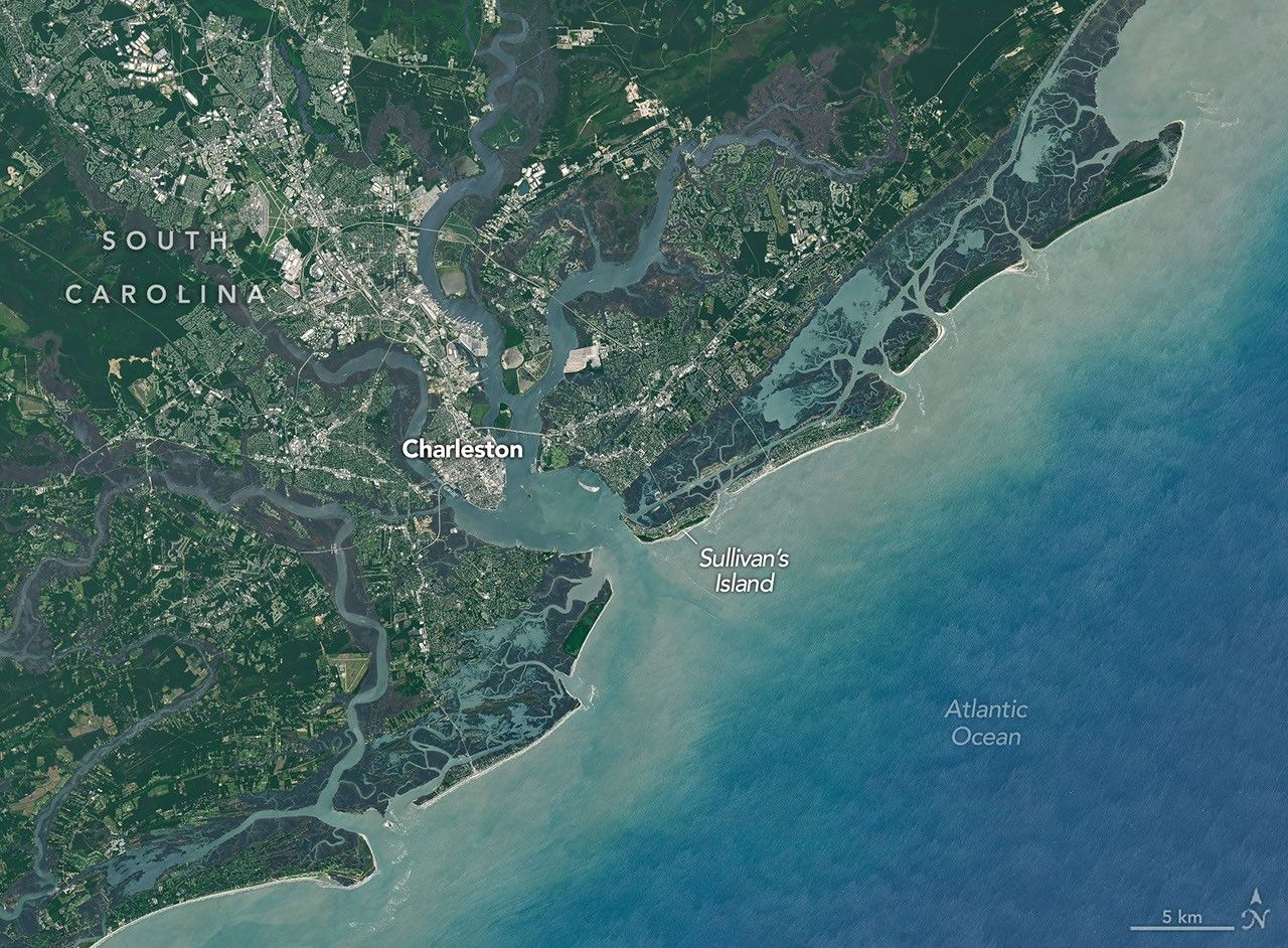 Vista de satélite Landsat 8 da costa da Carolina do Sul mostrando Sullivan's Island na entrada estratégica da Baía de Charleston