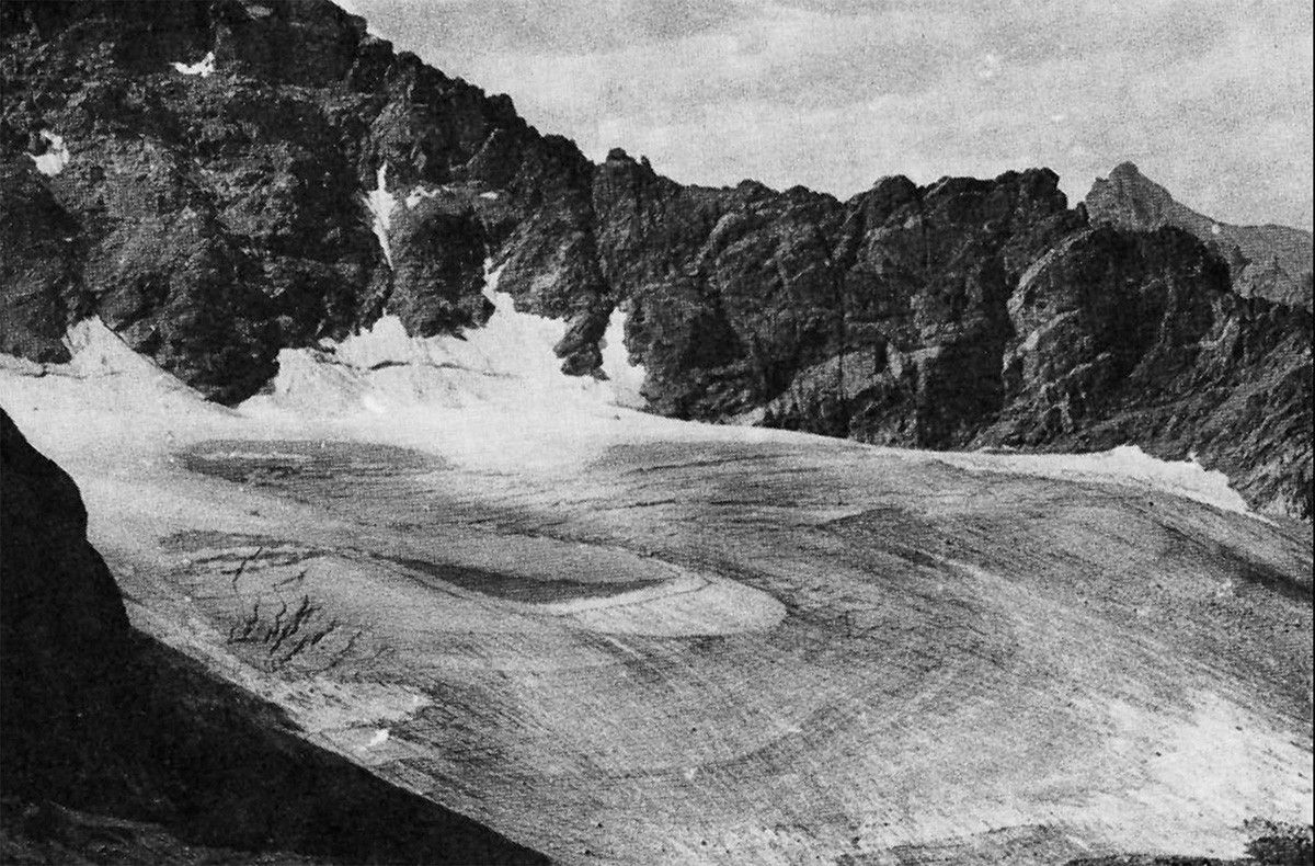Arapaho Glacier has shrunk dramatically since it was photographed in 1898. Measurements collected since 1960 suggest the glacier has thinned by at least 40 meters since then; thinning between 1898 and 1960 is unknown but is probably considerably greater than 40 meters.   1898 photo taken by R. S. Brackett, published in "Arapaho Glacier: A Sixty Year Record," University of Colorado Studies, Series in Geology, No. 3, R. S. Waldrop (1964). 2003 photo taken by Tad Pfeffer. Images courtesy of Tad Pfeffer, Institute of Arctic and Alpine Research, University of Colorado.