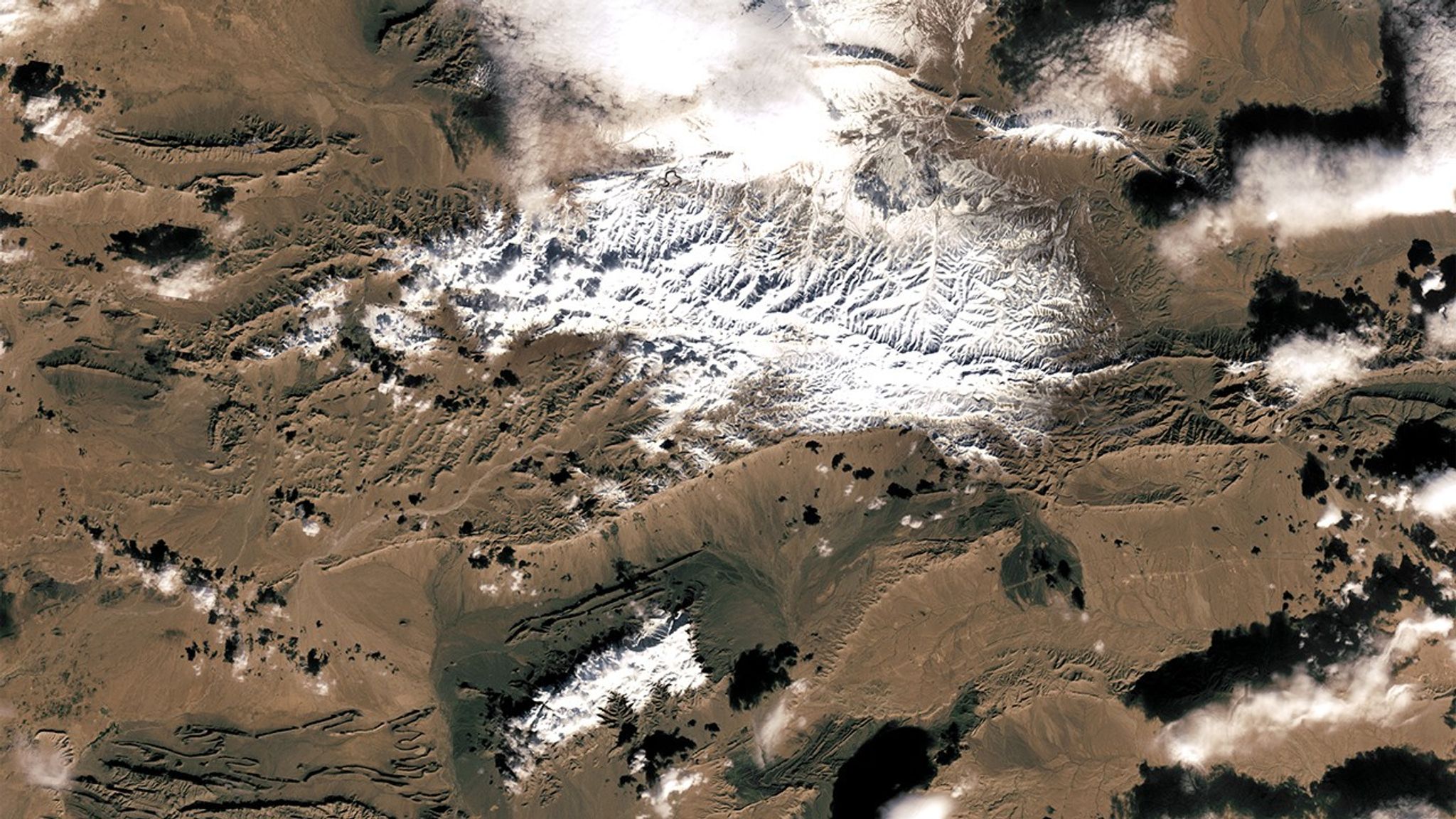 Snow fell on the edge of northwest Africa’s Sahara Desert in mid-December 2016, a rarity for the area. The Landsat 7 satellite’s Enhanced Thematic Mapper Plus (ETM+) sensor captured the left image of white over a caramel-colored landscape southwest of the Algerian community Ain Sefra, a town sometimes referred to as the gateway to the desert. All of the snow disappeared except at the highest elevations, as shown in the right image captured by Landsat 8. Ain Sefra’s last snowfall occurred in February 1979. Images taken by Landsat satellites. Source: U.S. Geological Survey (USGS) Landsat Missions Gallery: “Rare Snow Falls at the Edge of Sahara Desert”; U.S. Department of the Interior / USGS and NASA.