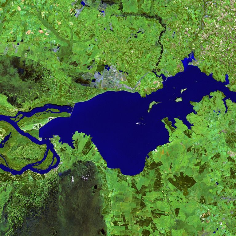 Left: May 25, 1985. Right: June 7, 2010. The Paraguay-Parana River system is the second largest river system in South America — second only to the Amazon. More than 100 million people and some of the rarest species on Earth depend on its waters for survival. The 1985 image shows a section of the river system shortly after construction began on the Yacyreta Dam, a joint hydroelectric project between Paraguay and Argentina. River levels rose dramatically upon completion of the dam, initially displacing 15,000 residents and endangering the homes of 800,000 more. Flooded lands included the habitats of jaguars, giant river otters, maned wolves, giant anteaters, 650 species of birds and more than 10,000 species of plants. Images taken by the Thematic Mapper sensor onboard Landsat 5 and the Enhanced Thematic Mapper Plus onboard Landsat 7. Source: USGS Landsat Missions Gallery, "Parana River Diversion," U.S. Department of the Interior / U.S. Geological Survey.