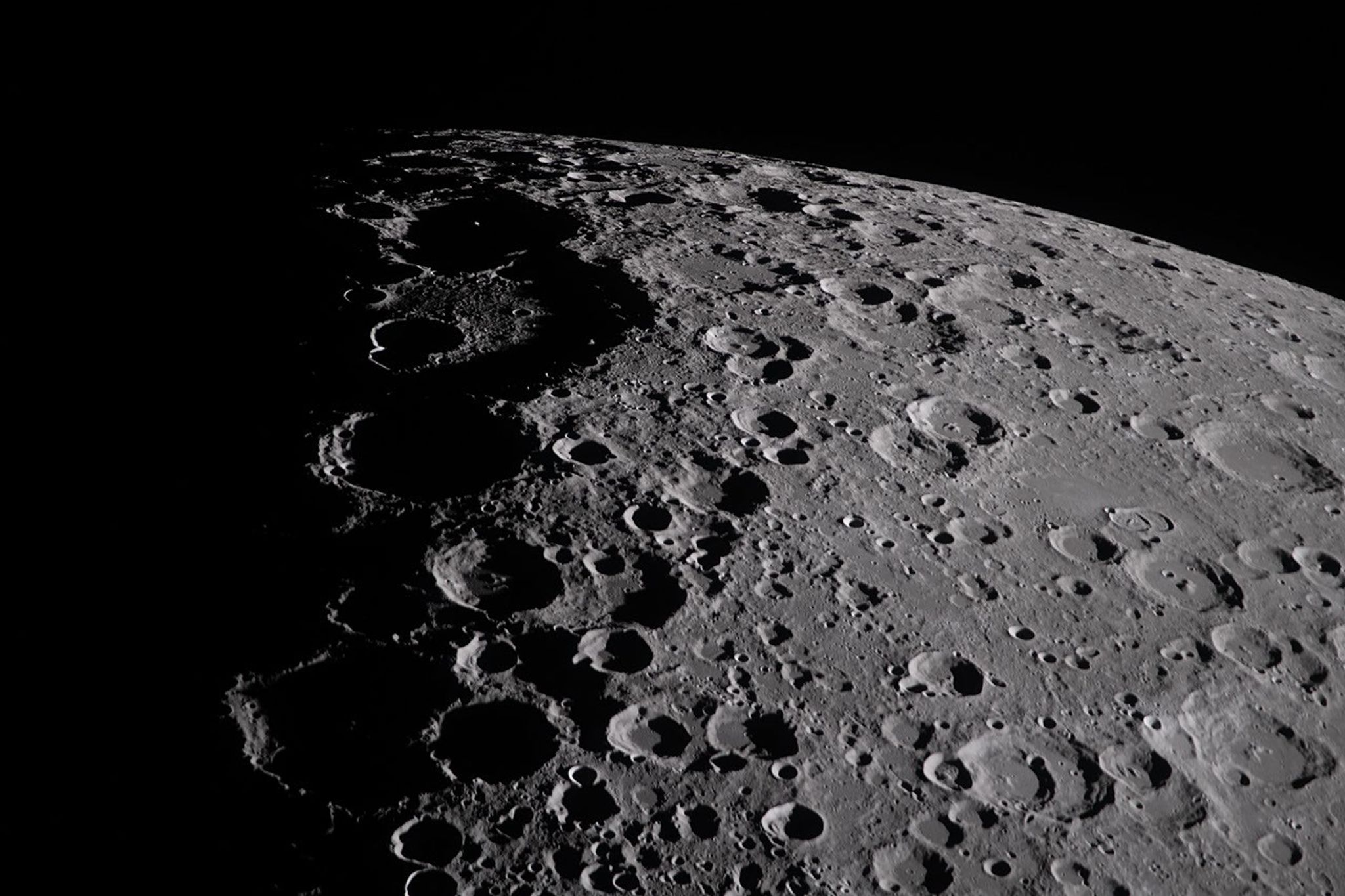 Imagen de cerca de la Luna que muestra claramente los detalles en la superficie alrededor del terminador lunar. 