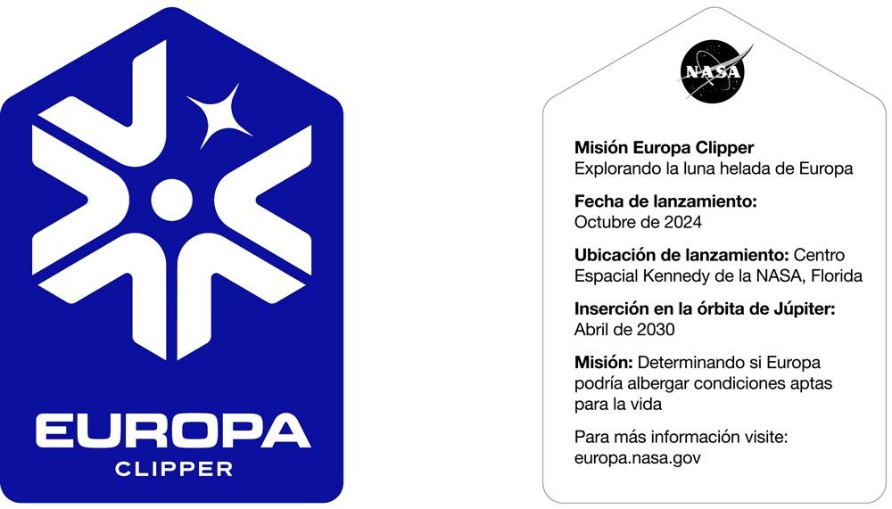 The image shows Europa Clipper's mission identifier. the symbol representing the mission is composed of a small circle with five "v" shaped arrows pointing towards the circle. On the top right, where one of the "v" shaped arrows would be, a four pointed star is located. Together, these form a hexagon shape. The name "Europa Clipper" is under the shape. The symbol and the text are resting on a blue background on the left, which constitutes the front of the sticker. 

On the right is a white area that is the back of the sticker. On the top is a NASA meatball logo. Under that, it says, in Spanish: 
Misión Europa Clipper
Explorando la luna helada de Europa
 
Fecha de lanzamiento:
Octubre de 2024
 
Ubicación de lanzamiento:
Centro Espacial Kennedy de la NASA, Florida
 
Inserción en la órbita de Júpiter:
Abril de 2030
 
Misión:
Determinando si Europa podría albergar condiciones aptas para la vida
 
Para más información visite:
Europa.nasa.gov