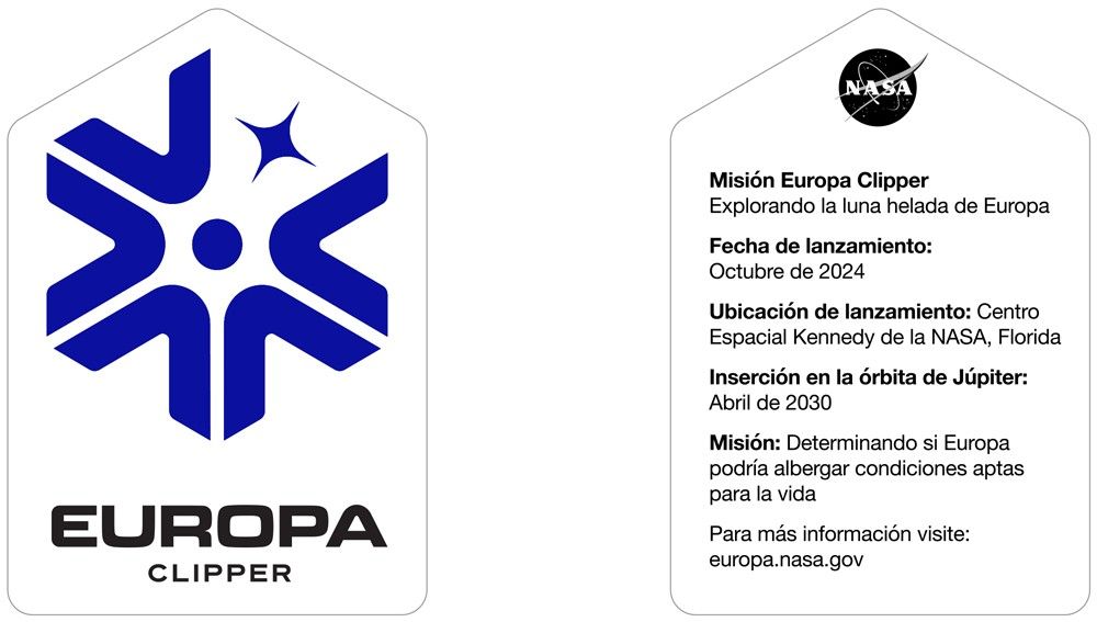 The image shows Europa Clipper's mission identifier. the symbol representing the mission is composed of a small circle with five "v" shaped arrows pointing towards the circle. On the top right, where one of the "v" shaped arrows would be, a four pointed star is located. Together, these form a hexagon shape. The name "Europa Clipper" is under the shape. The symbol and the text are resting on a white background on the left, which constitutes the front of the sticker. 

On the right is a white area that is the back of the sticker. On the top is a NASA meatball logo. Under that, it says, in Spanish: 
Misión Europa Clipper
Explorando la luna helada de Europa
 
Fecha de lanzamiento:
Octubre de 2024
 
Ubicación de lanzamiento:
Centro Espacial Kennedy de la NASA, Florida
 
Inserción en la órbita de Júpiter:
Abril de 2030
 
Misión:
Determinando si Europa podría albergar condiciones aptas para la vida
 
Para más información visite:
Europa.nasa.gov