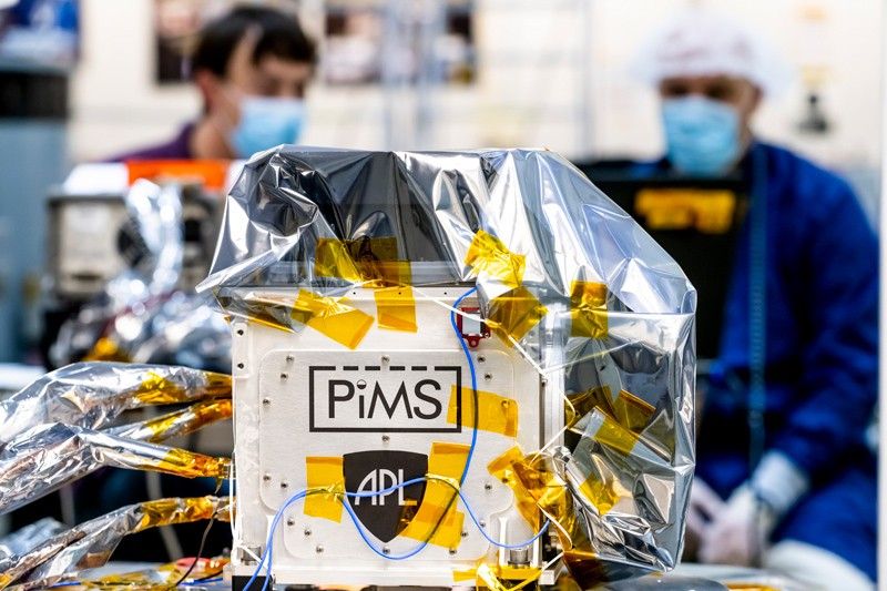 A plasma instrument sensor assembly is mounted on a vibration table.