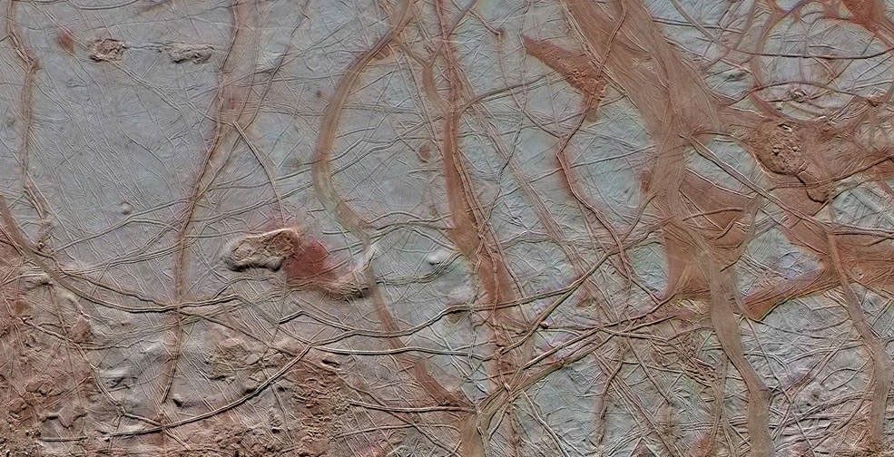 Intricate pattern of linear fractures on Europa