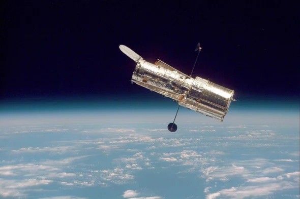 Hubble transmite alrededor de 150 gigabits de datos científicos sin procesar a la Tierra cada semana.