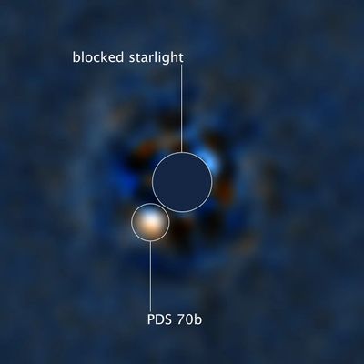 Hubble obtuvo la primera imagen ultravioleta de un exoplaneta, observando un planeta del tamaño de Júpiter aún en formación que se fusiona a partir de los materiales alrededor de una estrella joven.