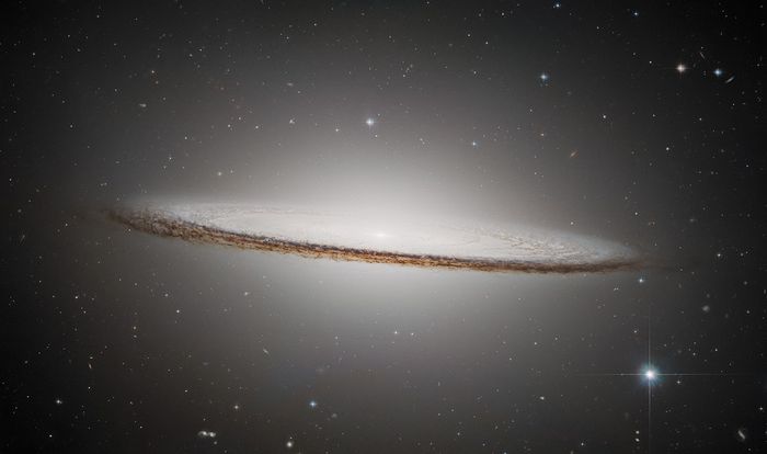 Mosaico de Hubble de M104 que muestra el disco y la banda de polvo.