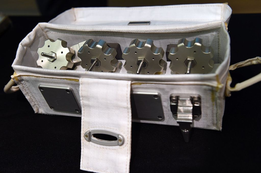 A white astronaut case contains four anchor guide studs, which look like small silver 8-bump wheels.