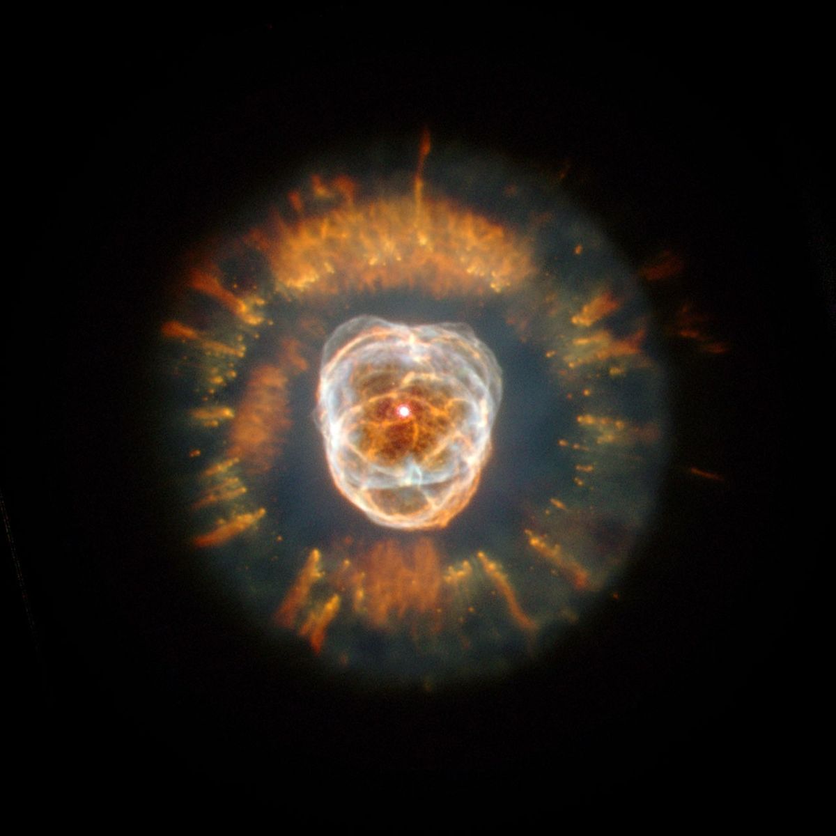 NGC 2392 observada por Hubble en luz visible, con la región central brillante y las estructuras cometarias externas