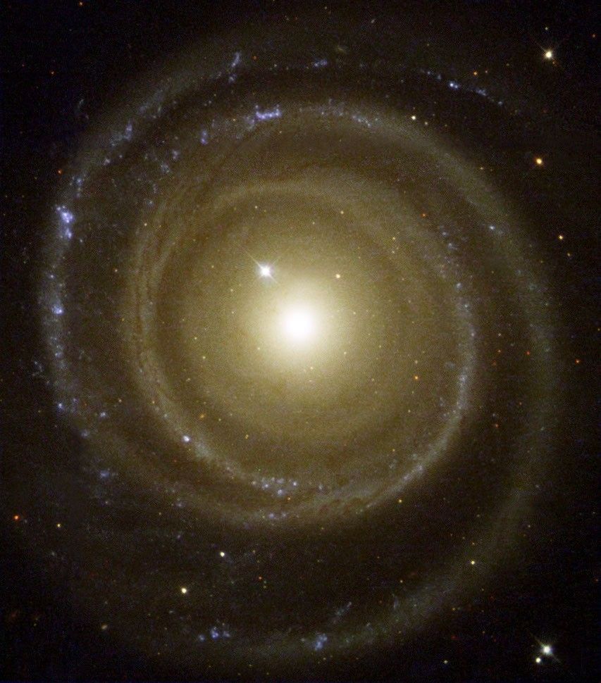 Spiral Galaxy NGC 4622 Spins "Backwards"