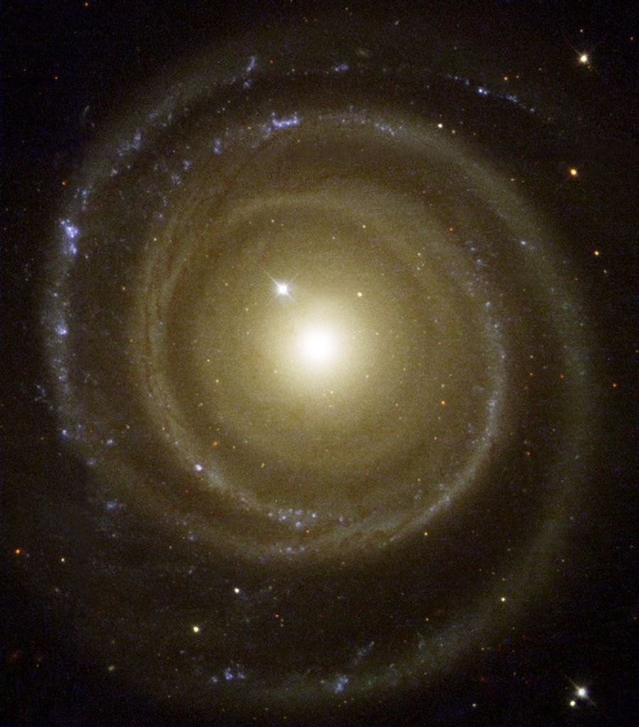 Spiral Galaxy NGC 4622 Spins "Backwards"