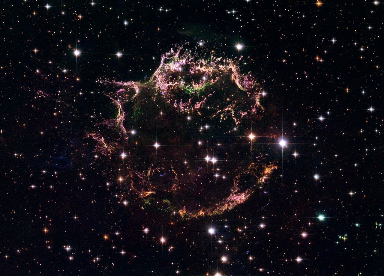 Filaments that are colored green, red, and blue form a loose, open circle at the center.