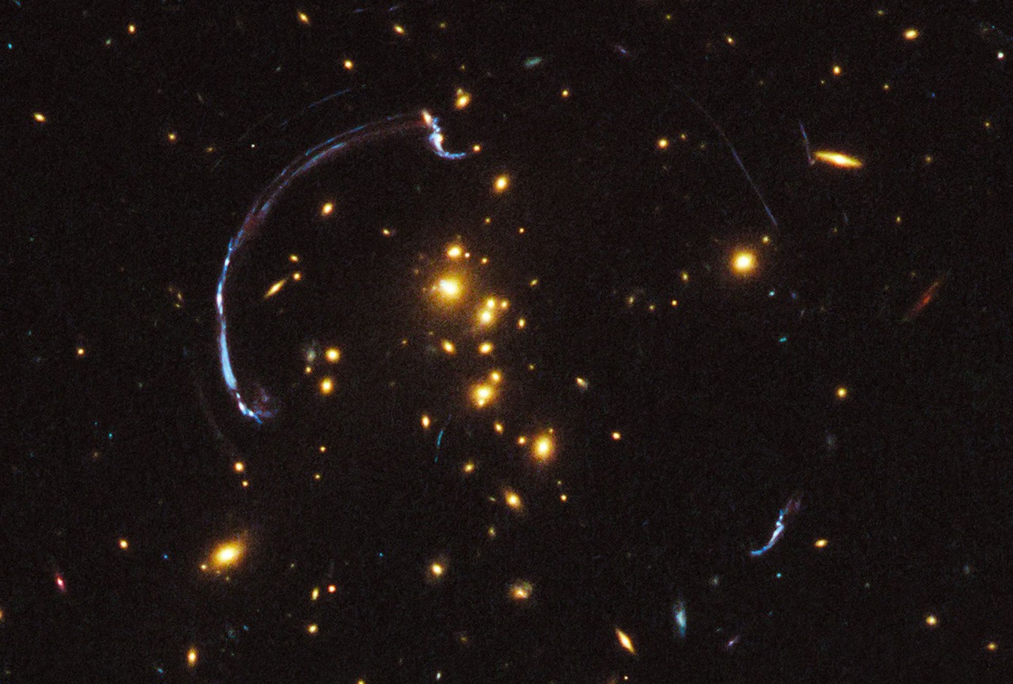 Hubble Sees Giant Lensed Galaxy Arc