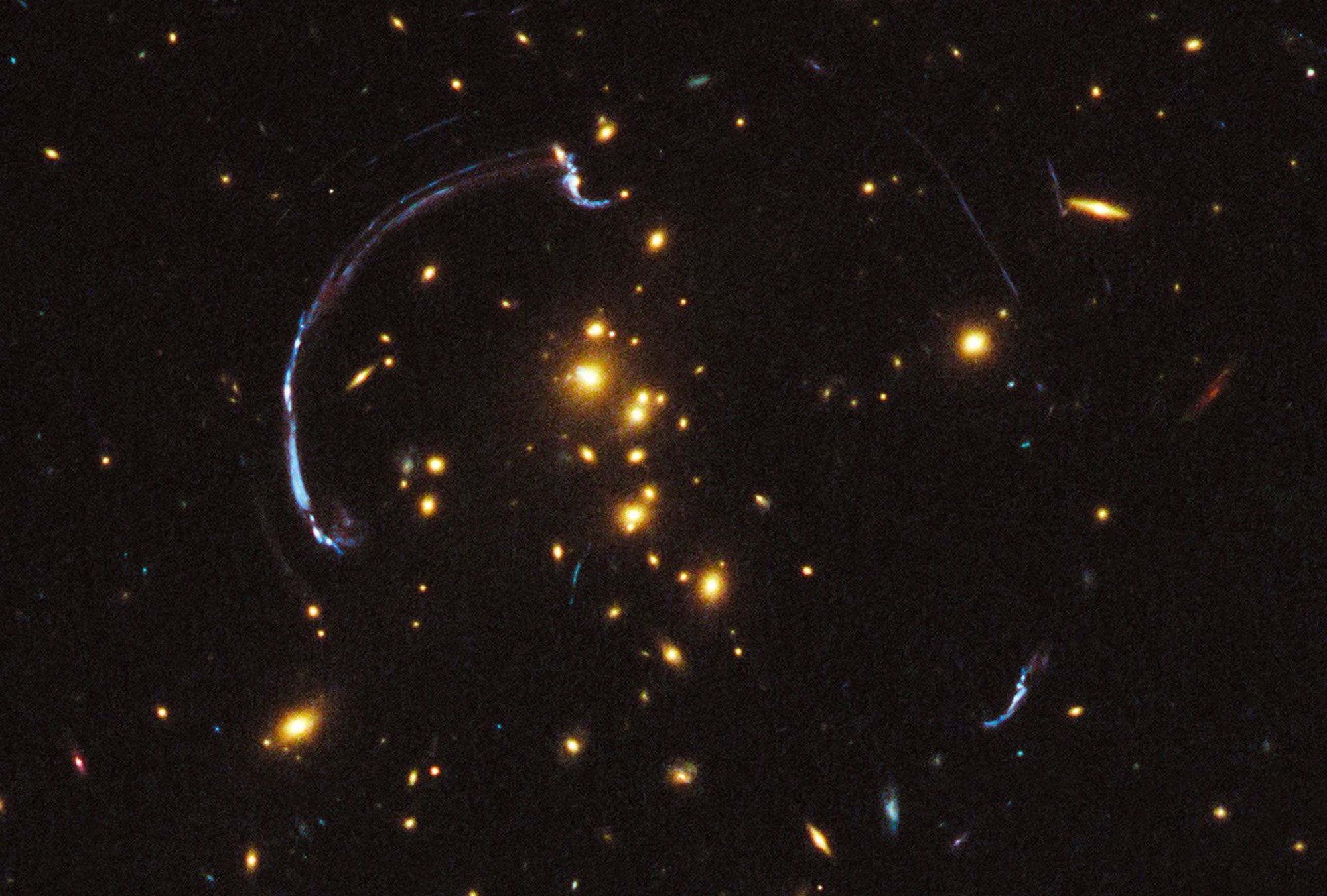 Hubble Sees Giant Lensed Galaxy Arc