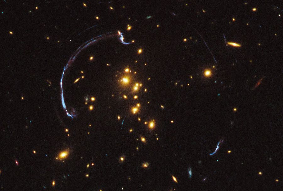 Hubble Sees Giant Lensed Galaxy Arc
