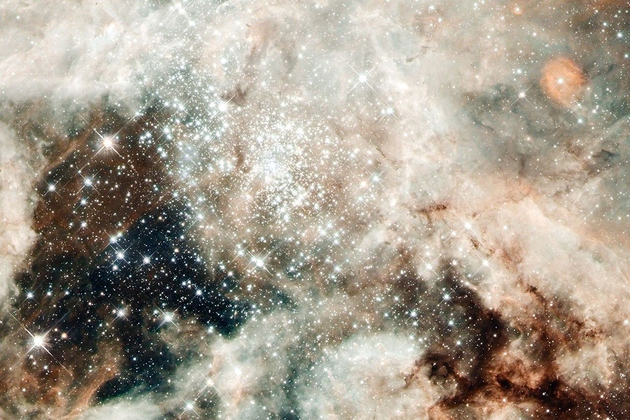 Hubble Images 30 Doradus: NGC 2070