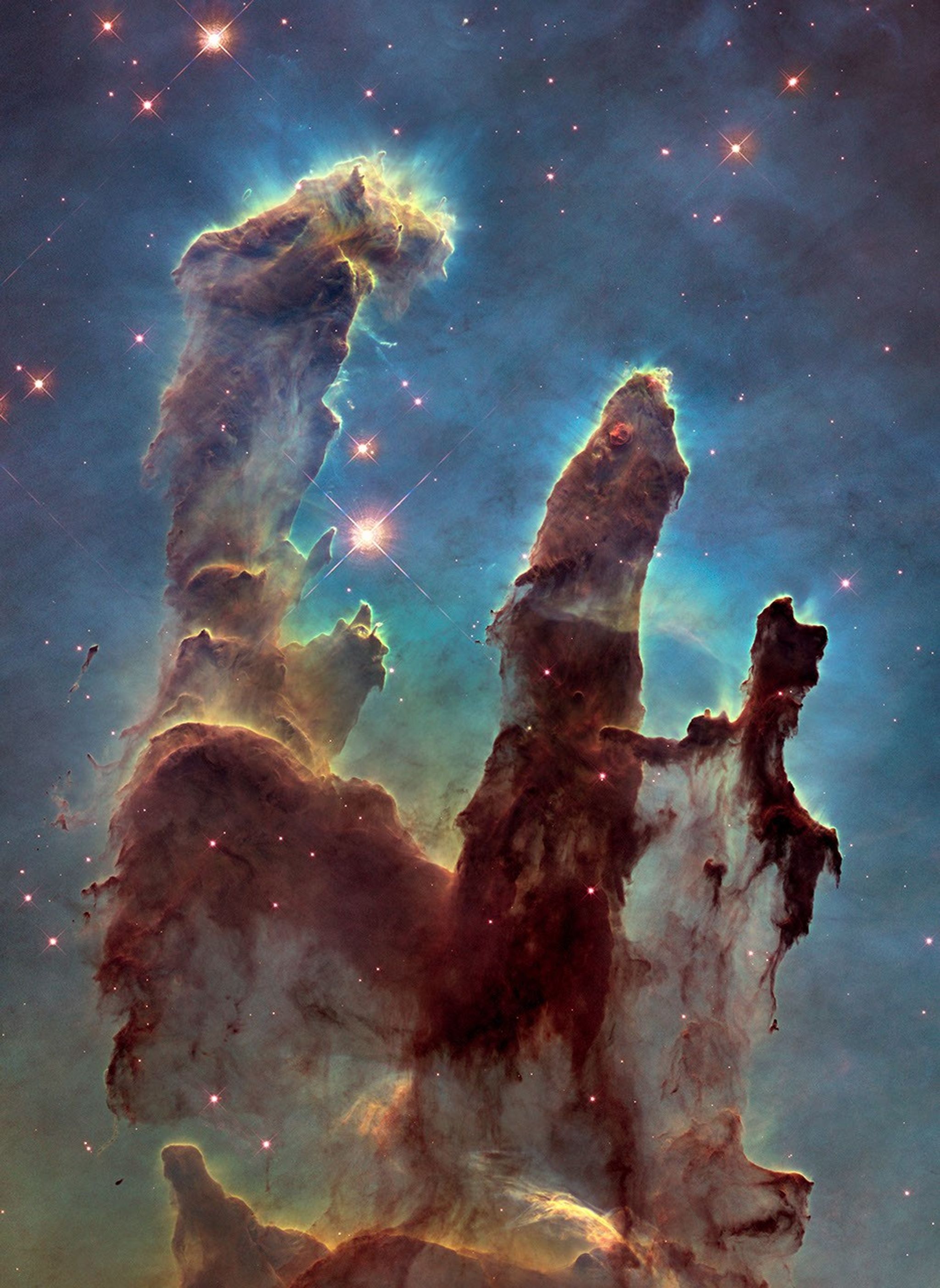 Los Pilares de la Creación en la nebulosa del Águila, captados en luz visible por el telescopio Hubble. Los viveros de estrellas se esconden dentro de las columnas de polvo y gas.