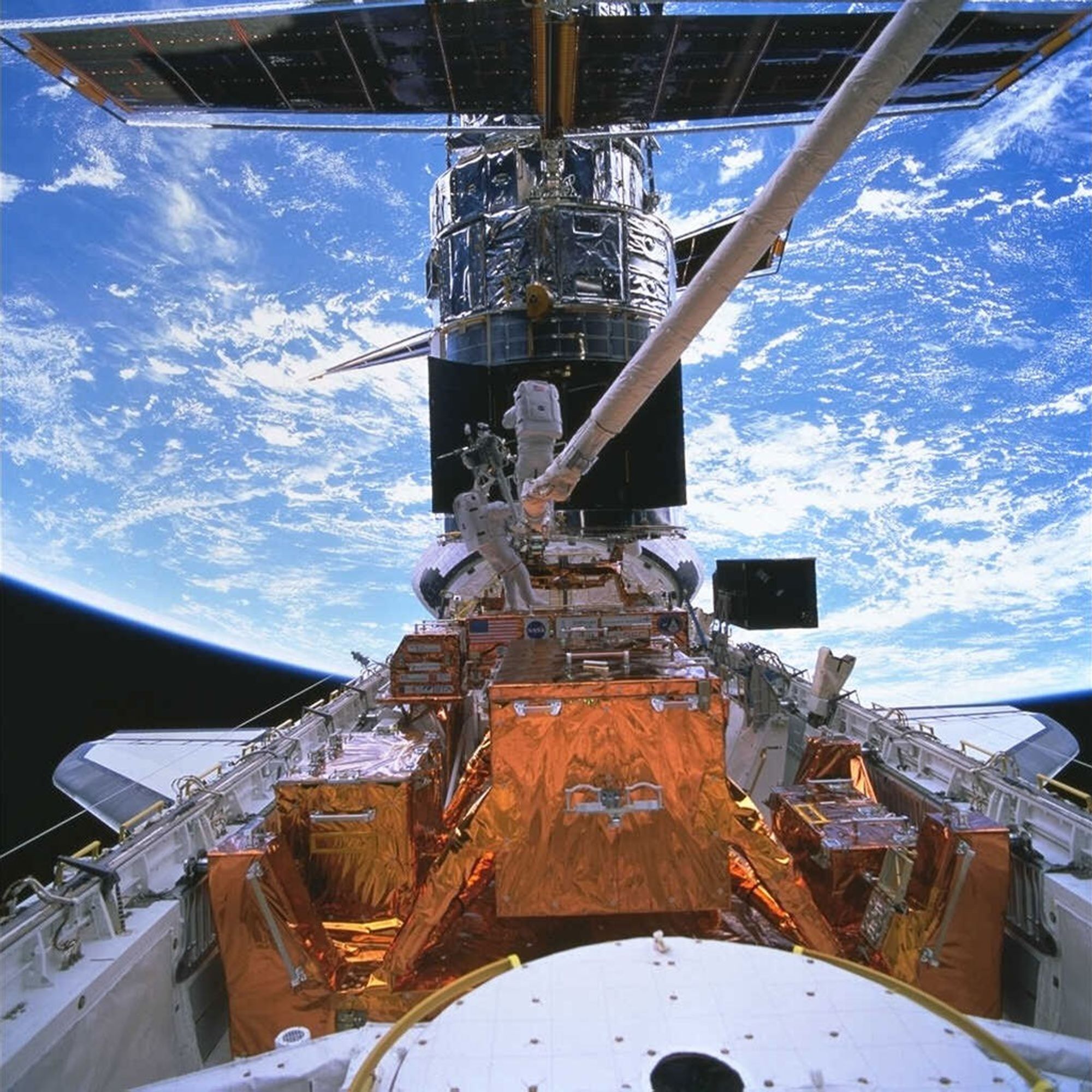 Astronauts Smith and Lee Install STIS During Hubble Space Telescope Servicing Mission 2
