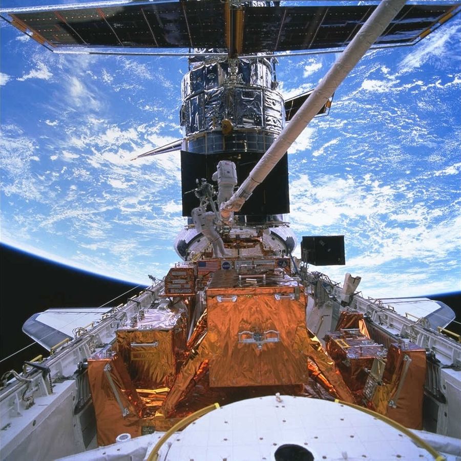 Astronauts Smith and Lee Install STIS During Hubble Space Telescope Servicing Mission 2