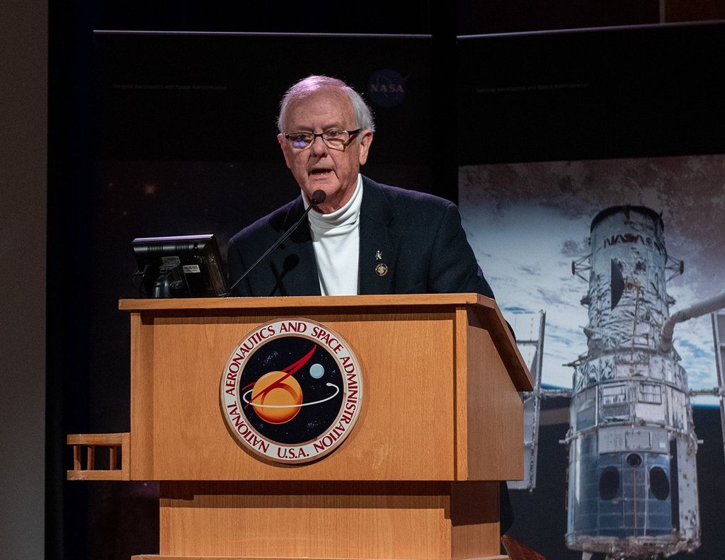 Milt Heflin addresses the audience from the podium.